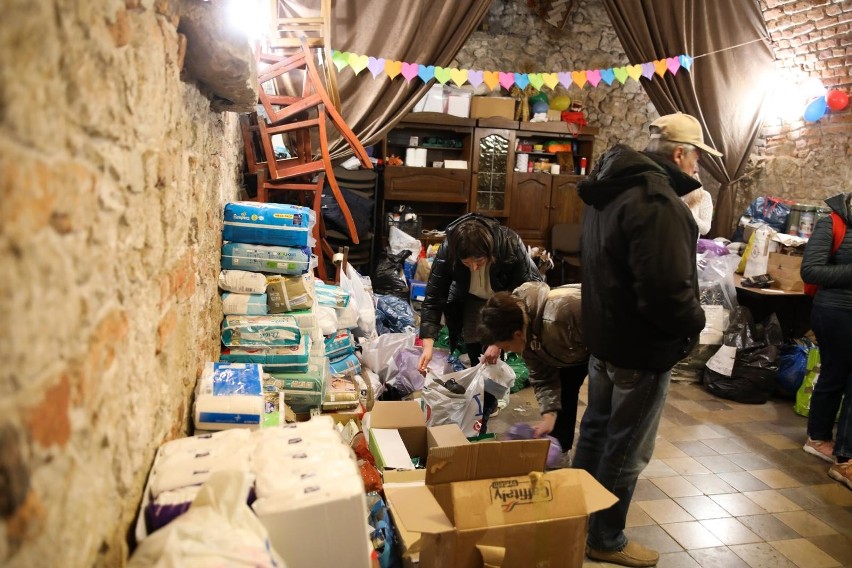 Zbiórki darów, które pojadą na Ukrainę, jak też trafią do...