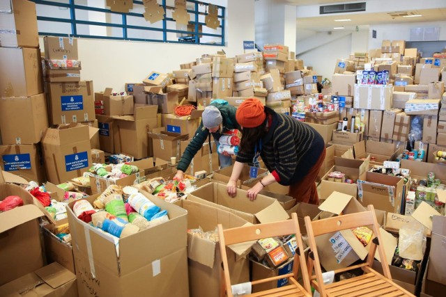 Zbiórki darów, które pojadą na Ukrainę, jak też trafią do uchodźców w Krakowie, trwają w rożnych punktach miasta