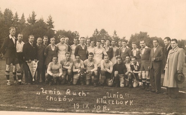 W meczu Unia Kluczbork-Ruch Chorzów 19 października 1950 roku  zagrał w Kluczborku Gerard Cieślik, legenda polskiego futbolu.Na zdjęciu Gerard Cieślik stoi w górnym rzędzie dwunasty od lewej.