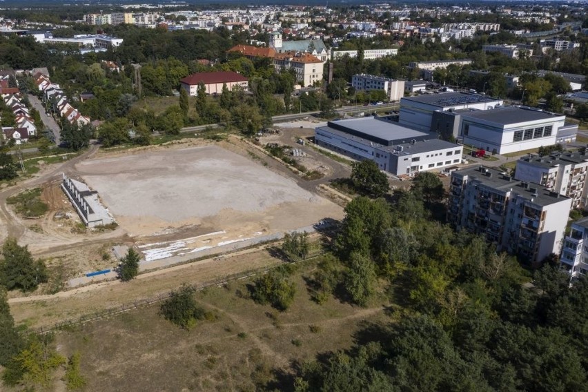 Toruń. Trwa budowa drugiej części Centrum Sportowego UMK. Nowe obiekty powstaną z opóźnieniem