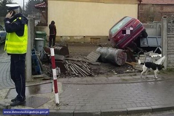 Pijany kierowca staranował ogrodzenie i wjechał na podwórko (ZDJĘCIA)