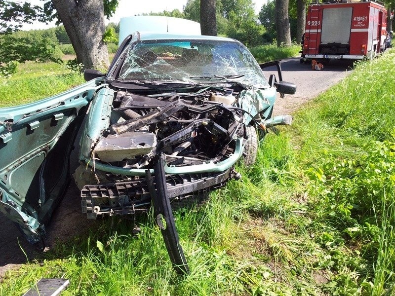 Pakosze. Wypadek volkswagena. Kobieta uderzyła w drzewo (zdjęcia)