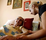 Rodzina z Rzeszowa oskarża sanitariuszy, że złamali ręce ich babci
