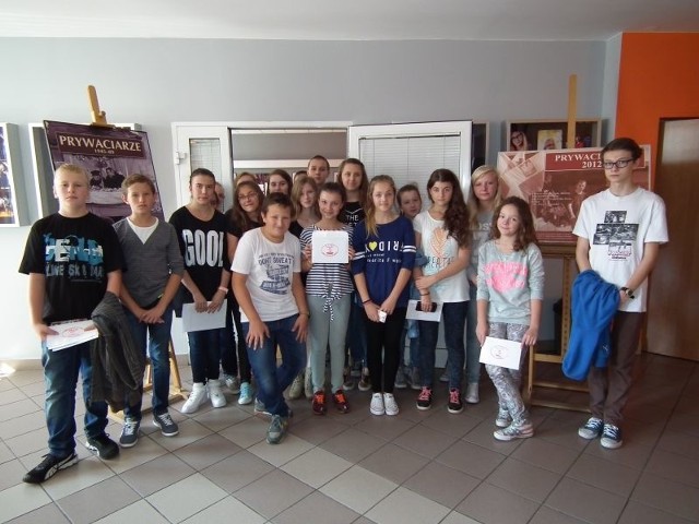 Uczestnikami wernisażu byli między innymi uczniowie przysuskiego gimnazjum