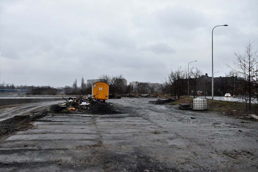 Przy końcu nowej drogi powstały parkingi. To, jak będzie się...