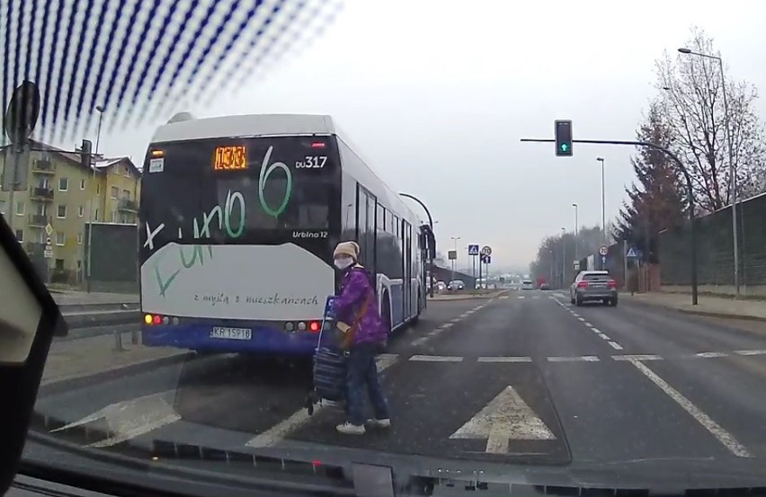 Pasażerka MPK w Krakowie próbowała wsiąść do... ruszającego...