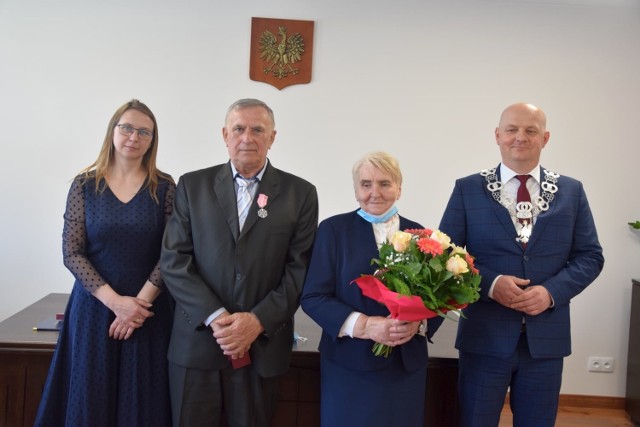 12 maja miała miejsce uroczystość wręczenia Medali za Długoletnie Pożycie Małżeńskie czterem parom z Gminy Szydłów.Złote Gody świętowali:• Stanisława i Jan Ogórek• Jadwiga i Eugeniusz Sajkiewicz• Józefa i Adam Samiec• Stanisława i Zygmunt SzmajdaJubilatów oraz burmistrza Miasta i Gminy Szydłów Andrzeja Tuza przywitała Agnieszka Pasternak – kierownik Urzędu Stanu Cywilnego w Szydłowie. Na początku burmistrz Szydłowa skierował do jubilatów okolicznościowe słowa i życzenia zdrowia, pogody ducha oraz kolejnych, okrągłych rocznic ślubu.Następnie Andrzej Tuz w imieniu prezydenta Rzeczypospolitej Polskiej odznaczył jubilatów medalami za Długoletnie Pożycie Małżeńskie, wręczył legitymacje, kwiaty oraz upominki ufundowane przez Urząd Miasta i Gminy.Więcej zdjęć na kolejnych slajdach>>>