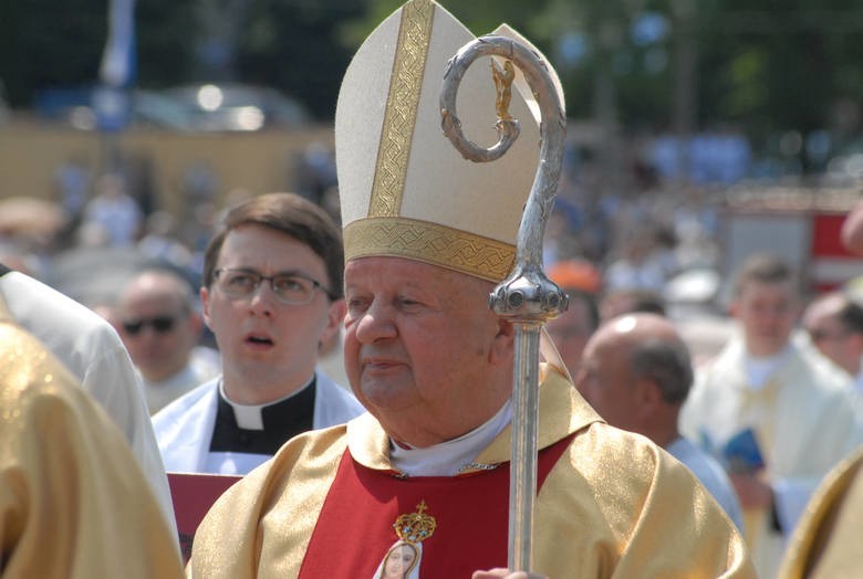Kardynał Stanisław Dziwisz prosi, żeby o 21.37 zapalić świece i modlić się za wstawiennictwem świętego Jana Pawła II o ustanie pandemii 