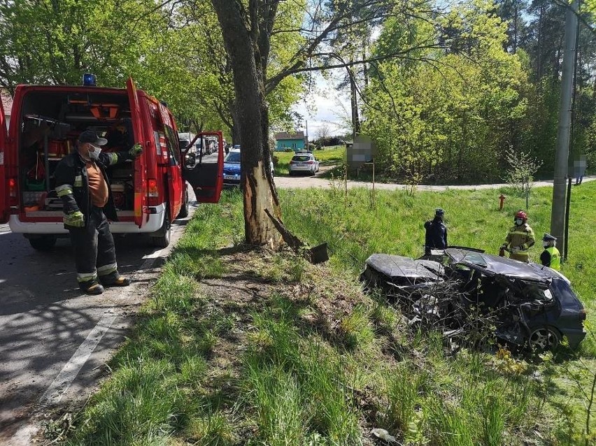 Pomorskie: Wypadek na trasie Nowa Karczma-Lubieszyn. 12.05.2020 r. Samochód uderzył w drzewo. Droga nr 224 była zablokowana