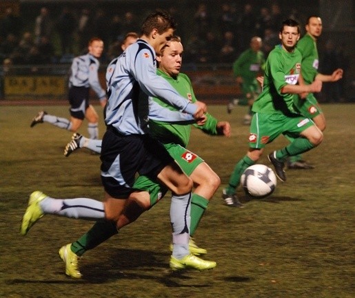 Pojedynek pomocnika Bałtyku Damiana Kupisza (niebieska koszulka) i Piotra Łagodzicza z Victorii Sianów podczas sobotniego meczu.