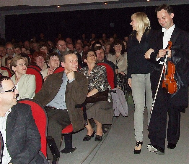 Brodnicka publika potrafi świetnie się bawić podczas kabaretowych występów (na zdjęciu z członkiem grupy MoCarta)
