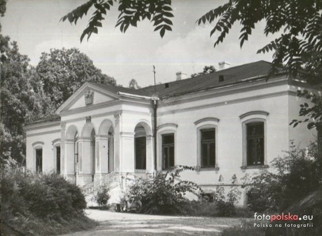 Dwór Jabłonowskich w Czarnolesie, dziś Muzeum Jana Kochanowskiego prezentowało się w 1962 roku.