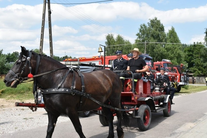  W Zychorzynie w gminie Rusinów, został uroczyście poświęcony i przekazany wóz strażacki