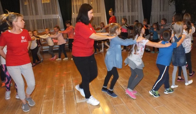Grupa ponad trzydziestu małych wąbrzeźnian tańczyła i wróżyła podczas andrzejkowej zabawy w Wąbrzeskim Domu Kultury. 