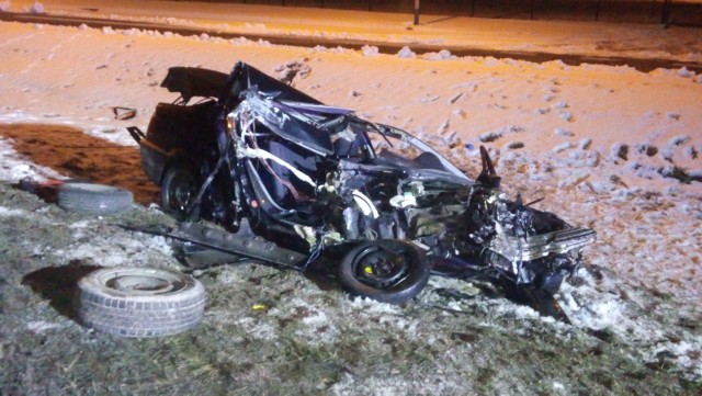 Śmiertelny wypadek w miejscowości Ostaszewo pod Toruniem. Zderzyły się dwa samochody ciężarowe i BMW. 35-letni mieszkaniec Chełmży, kierowca BMW zginął na miejscu.Do zdarzenia doszło w czwartek (7 lutego) tuż po godz. 3 w nocy. W miejscowości Ostaszewo (pow. toruński, gm. Łysomice) na drodze krajowej 91 doszło do zderzenia dwóch samochodów ciężarowych i samochodu osobowego marki BMW. Kierowca osobowego bmw jadąc w kierunku Gdańska, nagle z nieznanych przyczyn zjechał na przeciwległy pas ruchu, uderzył w naczepę pojazdu ciężarowego mana jadącego w przeciwnym kierunku a następnie zderzył się czołowo z pojazdem ciężarowym marki renault premium, którym kierowała 39-letnia kobieta. Siła uderzenia była tak duża, że pojazd osobowy odrzuciło na jego pierwotny pas ruchu a następnie do pobliskiego rowu. 35-letni mieszkaniec Chełmży, kierowca BMW zginął na miejscu.Droga krajowa nr 91 była przez kilka godzin zablokowana. Dokładne przyczyny i okoliczności zdarzenia będą wyjaśniać policjanci z Wydziału Kryminalnego toruńskiej komendy. Flesz - wypadki drogowe. Jak udzielić pierwszej pomocy?
