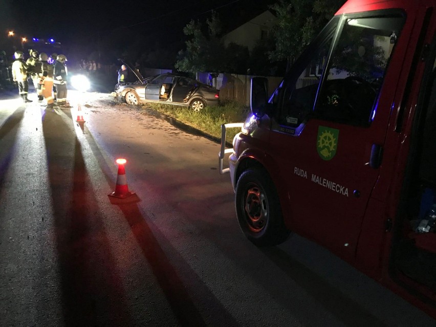 W miejscowości Lipa BMW staranowało ogrodzenie. Kierowca zniknął