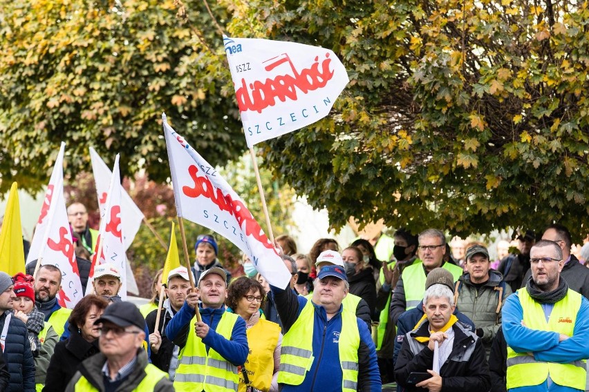 Protest związkowców z „Solidarności” przed siedzibą PGE...