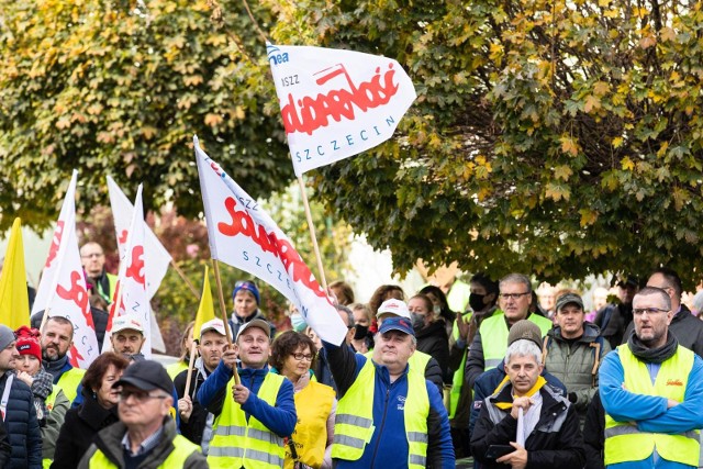 Protest związkowców z „Solidarności” przed siedzibą PGE Obrót w Rzeszowie