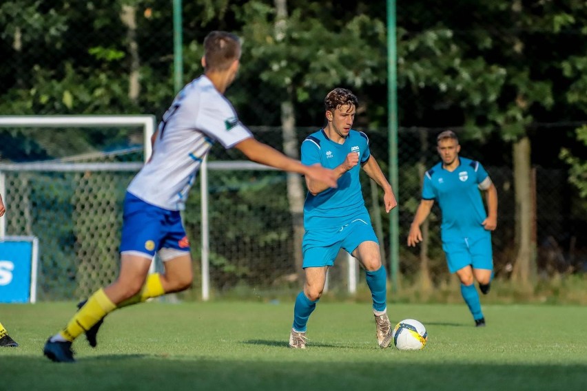 Tur (białe koszulki) wygrał w Grabówce 2:1