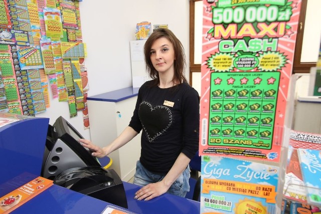 Magdalena Fidara z kolektury przy Przecznicy w Kielcach sprzedała w środę i czwartek bardzo dużo kuponów Lotto.