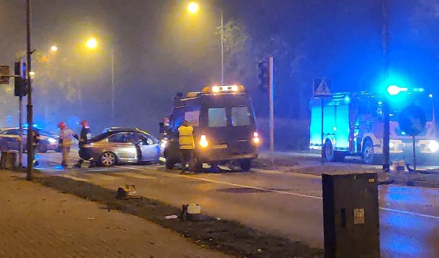 Do poważnego wypadku doszło w czwartek, 24 października, na skrzyżowaniu ulic Słowiańskiej i Fredry w Gorzowie Wlkp. Zderzyły się tam trzy samochody.Do zdarzenia doszło około godziny 22.00. Ulica Słowiańska została zablokowana. Na miejsce przyjechały służby ratunkowe. 5 rannych osób zostało przewiezionych do szpitala.Zobacz też: Makabryczny wypadek na "trasie śmierci". Zginęły dwie osoby