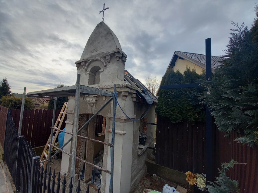 Zabytkowa kapliczka w Sobolewie na zdjęciach z 2019 roku