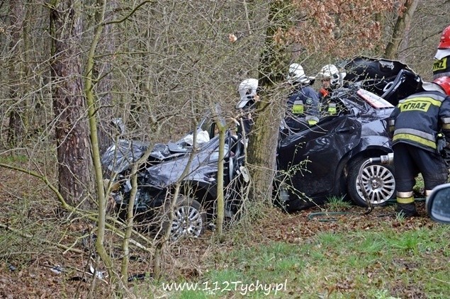 Tragiczny wypadek w Bieruniu: Zginęła 37-latka. Uderzyła w drzewo [ZDJĘCIA]