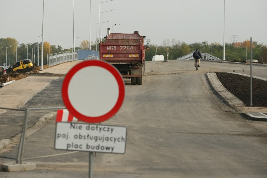 Nowy most łączy ul. Racławicką i Aleję Piastów.