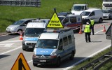 Wypadek na autostradzie A1. Dachowanie busa w Unisławicach pod Włocławkiem. Trasa na Gdańsk zablokowana