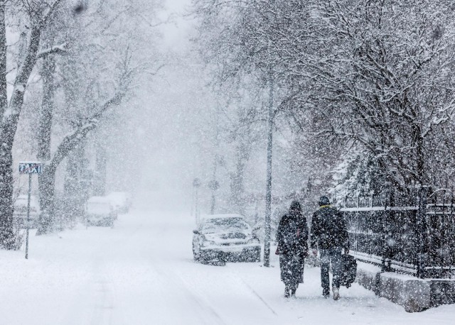 Mieszkańcy powiatów karkonoskiego oraz Jeleniej Góry w województwie dolnośląskim muszą liczyć się z intensywnymi opadami śniegu.