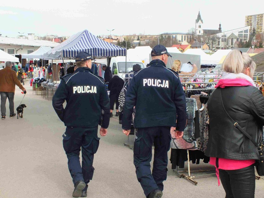 Targ w Starachowicach w sobotę 25 marca. Duży wybór kwiatów i wiosennych ubrań. Zobacz zdjęcia 