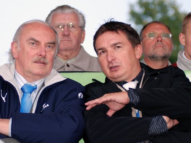 (z prawej), prezes Olimpii wspólnie ze swoimi współpracownikami zachęca kibiców do przychodzenia na mecze grudziądzkich piłkarzy.