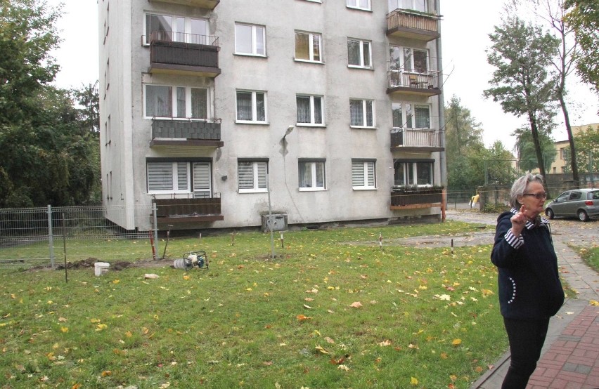 Ogrodzenie wokół bloku przy ulicy Grunwaldzkiej w Kielcach podzieliło mieszkańców
