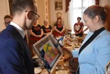 Wiceminister rolnictwa spotkała się z przedstawicielami kół gospodyń wiejskich w Łosiowie. W prezencie otrzymała… domowy smalec i obrazek