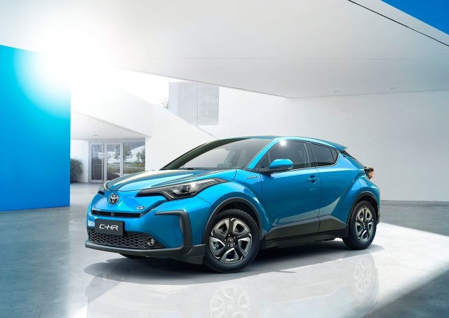 Toyota zaprezentowała na targach Auto Shanghai 2019 dwa nowe modele elektryczne. Nowa Toyota C-HR oraz spokrewniony z nią model IZOA to pierwsze samochody elektryczne na baterie Toyoty, które zadebiutują w Chinach. Ich sprzedaż rozpocznie się w 2020 roku.Fot. Toyota