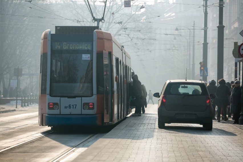 Smog w Krakowie. We wtorek darmowa komunikacja dla kierowców [AKTUALNE DANE]