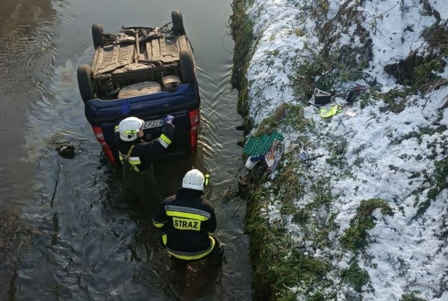 Wypadek na DK 44 we Włosienicy. Samochód dachował prosto do wody. Strażacy ratują uwięzionego w środku kierowcę