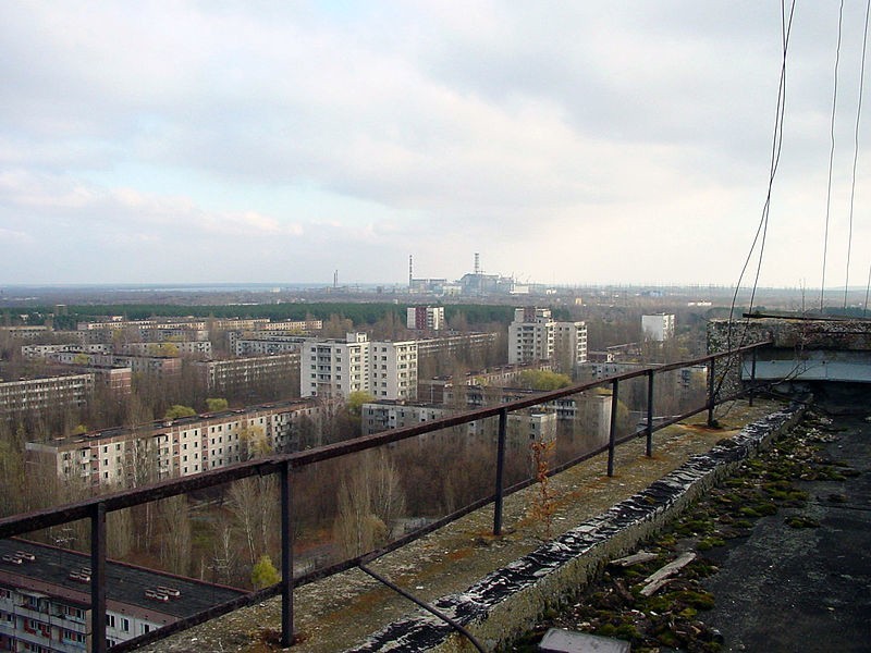 Porzucone miasto Prypeć, widok na elektrownię w Czarnobylu....