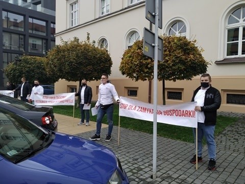 Gastroprotest pod Urzędem Wojewódzkim w Lublinie. „Stop dla zamykania gospodarki”
