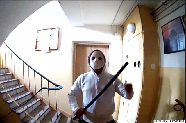 Kamera w wizjerze drzwi mieszkania zarejestrowała agresywne zachowania mężczyzny