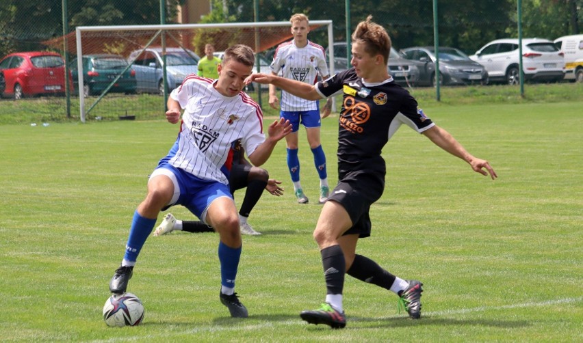 Ciekawy sparing w Ostrowcu, Piłkarze KSZO 1929 zremisowali z Bronią Radom 1:1. Zobaczcie zdjęcia z tego meczu