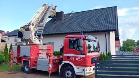 Piorun uderzył w komin domu w Czermnie. Konstrukcja grozi zawaleniem