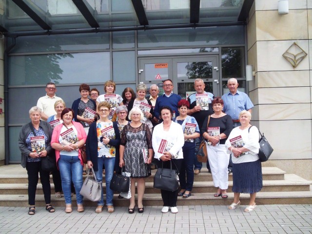 Uczestnicy edukacji ekonomicznej z Pawłowa, przed bankiem w Kielcach