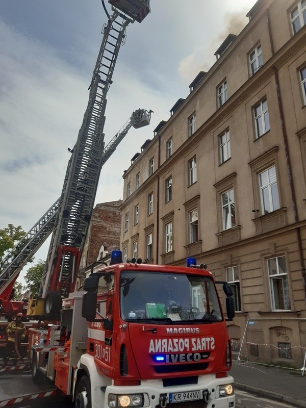 Kraków. Pożar przy Rajskiej i Dolnych Młynów. Pogorzelisko w kamienicy, zakaz użytkowania budynku [ZDJĘCIA]