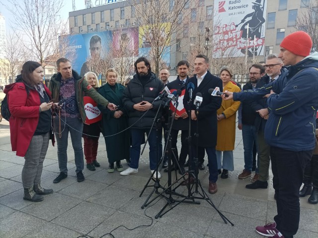 Konferencja na rynku - wśród wypowiadających się był minister Adam Szłapka.