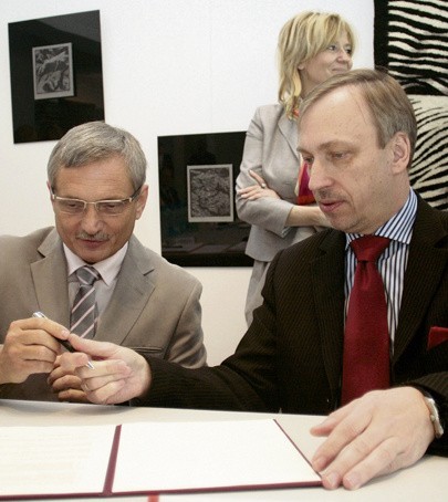 Rektor Grzegorz Chojnacki i minister Zdrojewski podpisują list intencyjny gwarantujący środki dla ASP
