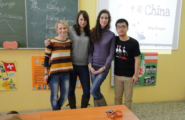 Anna Sputowska-Pietras (od lewej), nauczycielka języka angielskiego w VII liceum w Radomiu, prowadziła lekcje ze szczególnymi gośćmi w szkole: Zuzaną Lukacovą ze Słowacji, Tatianą Kleymanovą z Rosji i Kangiem Zhongjungiem z Chin.