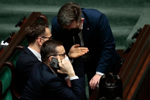 Premier Mateusz Morawiecki i szef KPRM Michał Dworczyk powinni podać się do dymisji? Najnowszy sondaż