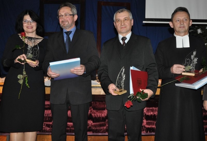 Laureaci Róż Powiatu 2013, na zdjęciu od lewej: Krystyna i...