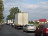 Trwa budowa drogi w Fabiankach, kierowcy narzekają na "wahadła"